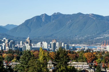 Vancouver, Kanada - 14 Ekim 2018: British Columbia dağlarıile Vancouver silüetinin güzel manzarası