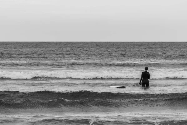 Tofino Kanada Září 2018 Surfař Nebo Vlnový Jezdec Držící Surfovnici — Stock fotografie