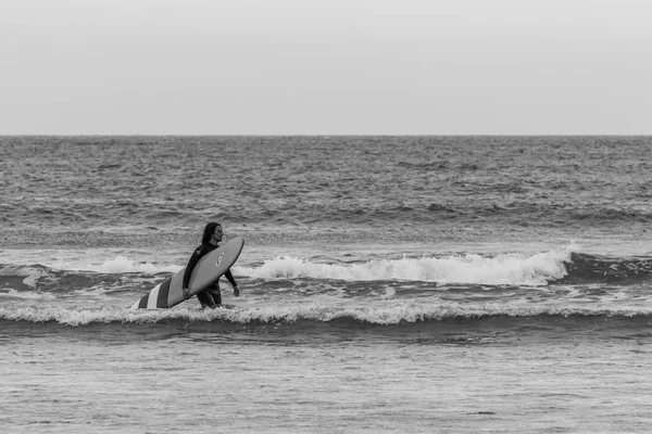 Tofino Canada September 2018 Surfer Wave Rider Houdt Surfplank Achtergrond — Stockfoto