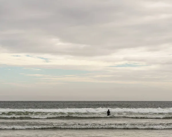 托菲诺 加拿大 2018年9月2日 冲浪者或海浪骑手在海洋背景上手持冲浪板 — 图库照片