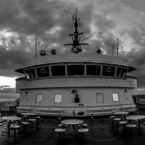 Arka Planda Bulutlu Gökyüzü Ile Feribot Gemi Passanger Güverte Üstyapı — Stok fotoğraf