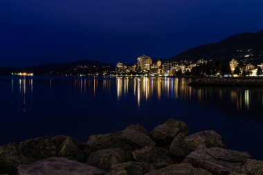Burrard Inlet yansıması ile batı vancouver gece sahnesi.