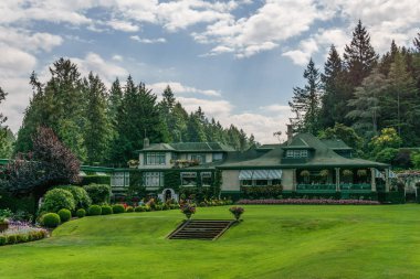Brentwood Bay, Kanada - 01 Eylül 2018: Yeşil dekoratif bahçe Yeşil alanlı nötr peyzaj.