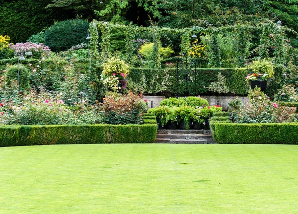 Brentwood Bay, CANADA - 01 settembre 2018: Giardino decorativo verde Paesaggio neutro con campo verde . — Foto Stock