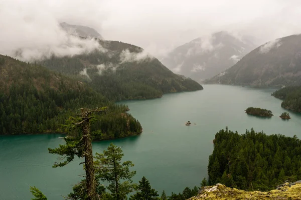 Piękne jezioro Diablo w górach stanu Waszyngton w Stanach Zjednoczonych. — Zdjęcie stockowe