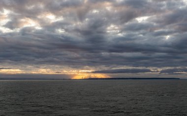 Vancouver Adası British Columbia Kanada yakınlarındaki Gürcistan Boğazı'nda Büyük Günbatımı.