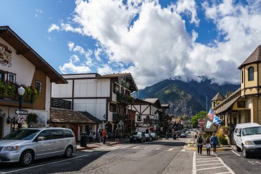 Leavenworth, Abd - 16 Eylül 2018: Cascade Dağları'nda Bavyera tarzı küçük bir köyün şehir merkezi