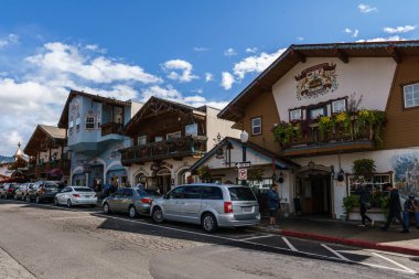 Leavenworth, Abd - 16 Eylül 2018: Cascade Dağları'nda Bavyera tarzı küçük bir köyün şehir merkezi