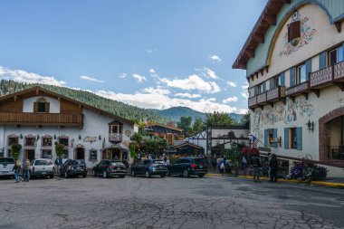 Leavenworth, Abd - 16 Eylül 2018: Cascade Dağları'nda Bavyera tarzı küçük bir köyün şehir merkezi