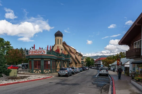 Leavenworth, États-Unis - 16 septembre 2018 : Centre-ville d'un petit village bavarois dans les monts Cascades — Photo