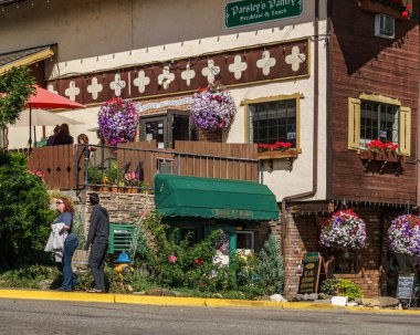 Leavenworth, Abd - 16 Eylül 2018: Cascade Dağları'nda Bavyera tarzı küçük bir köyün şehir merkezi