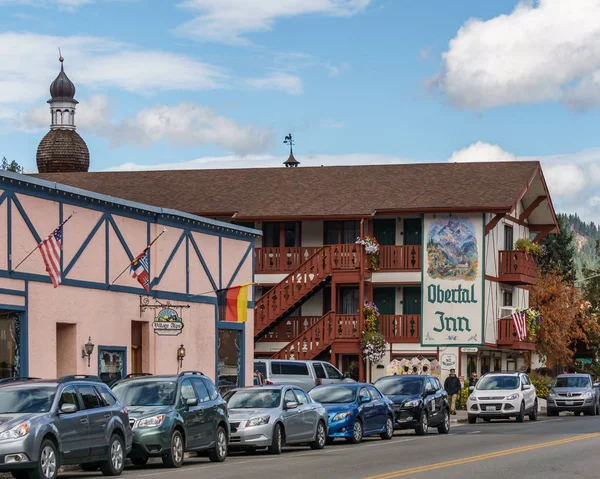 Leavenworth, Abd - 16 Eylül 2018: Cascade Dağları'nda Bavyera tarzı küçük bir köyün şehir merkezi — Stok fotoğraf