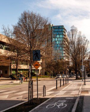 Vancouver, Kanada - 09 Şubat 2019: Bisiklet için Vancouver'da güneşli şubat günü.
