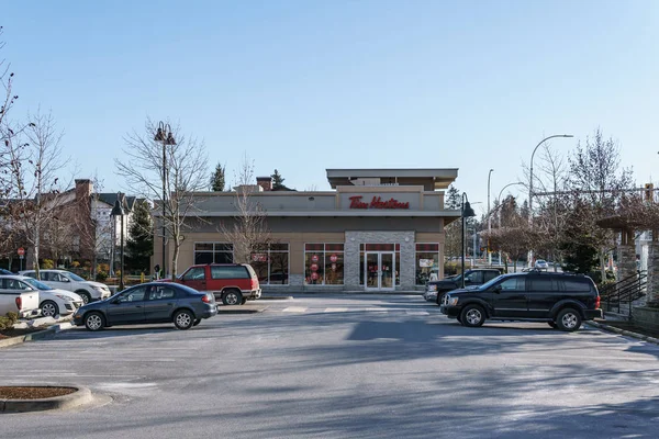 SURREY, CANADÁ - 10 de febrero de 2019: Tim Hortons restaurante Strip mall o plaza comercial en el barrio Sunnyside . — Foto de Stock