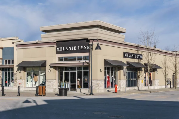 SURREY, CANADÁ - 10 de febrero de 2019: Melanie Lyne tienda Strip mall o plaza comercial en el barrio Sunnyside . — Foto de Stock