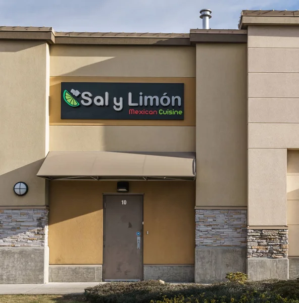 SURREY, CANADÁ - 10 de febrero de 2019: Saly Limon puerta trasera Strip mall or shopping plaza in Sunnyside neighborhood . — Foto de Stock