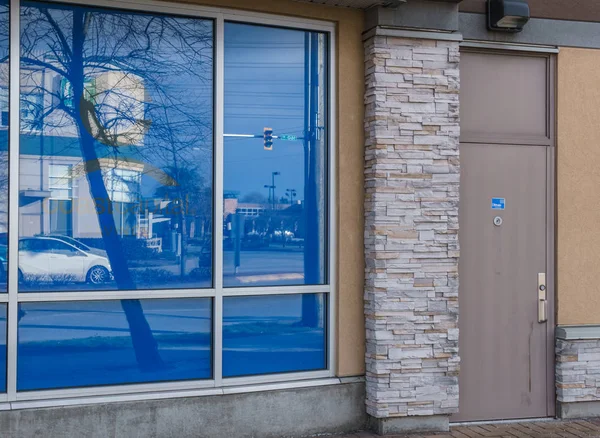 ศัลยกรรม, แคนาดา 10 กุมภาพันธ์ 2019: ประตูหลัง Strip Mall หรือช้อปปิ้งพลาซ่าในย่านซันนี่ไซด์ . — ภาพถ่ายสต็อก