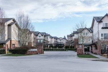 Surrey, Kanada - 10 Şubat 2019: South Surrey Morgan Heights semtinde Glenmore Lüks evler sokak manzarası.
