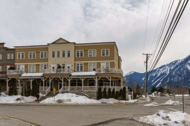 Pemberton, Kanada - 27 Şubat 2019: British Columbia'daki küçük kasabanın kış günü sokak manzarası.