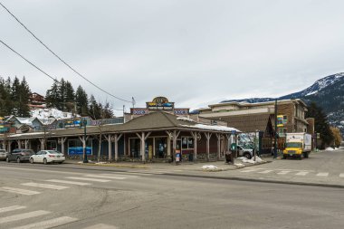 Pemberton, Kanada - 27 Şubat 2019: British Columbia'daki küçük kasabanın kış günü sokak manzarası.