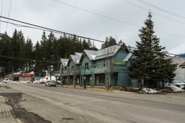Pemberton, Kanada - 27 Şubat 2019: British Columbia'daki küçük kasabanın kış günü sokak manzarası.