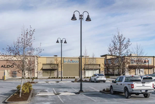 SURREY, CANADÁ - 10 de febrero de 2019: Centro comercial Strip o plaza comercial en el barrio Sunnyside . — Foto de Stock