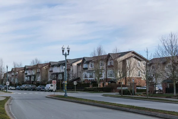 Surrey, Kanada-10 lutego 2019: Glenmore luksusowe domy Widok ulicy w South Surrey Morgan Heights sąsiedztwa. — Zdjęcie stockowe