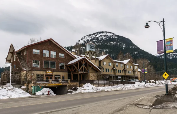 Pemberton, Kanada - 27 Şubat 2019: British Columbia'daki küçük kasabanın kış günü sokak manzarası. — Stok fotoğraf