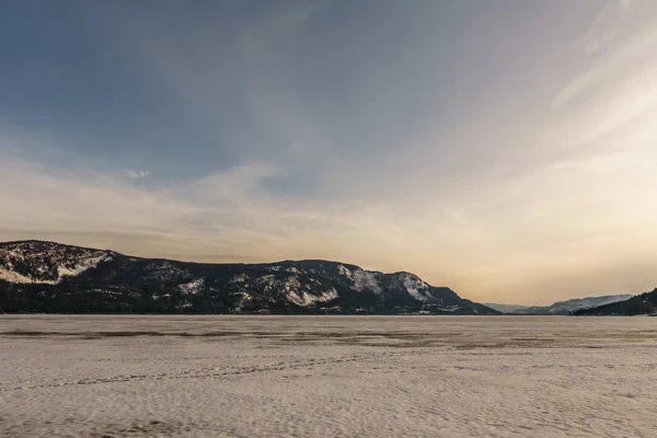 Pôr do sol paisagem congelada Little Shuswap Lake British Columbia Canadá . — Fotografia de Stock