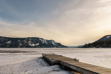 Squilax, Kanada - 16 Mart 2019: British Columbia'daki yerleşimin kış gölüne bakışı.