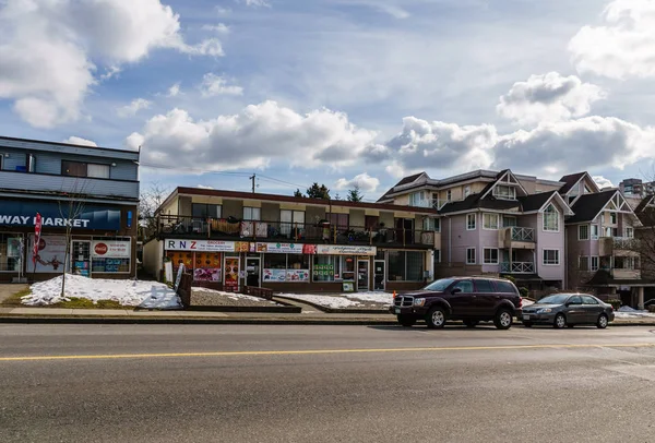 BURNABY - 28 DE FEBRERO DE 2019: vista a la calle de la ciudad con tiendas y servicios es Columbia Británica y cielo nublado . —  Fotos de Stock