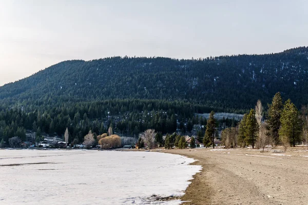 SQUILAX, CANADA - 16 de março de 2019: vista do assentamento na Colúmbia Britânica no lago de inverno . — Fotografia de Stock