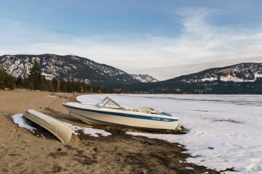 Squilax, Kanada - 16 Mart 2019: British Columbia'daki yerleşimin kış gölüne bakışı.