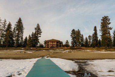 Squilax, Kanada - 16 Mart 2019: British Columbia'daki yerleşimin kış gölüne bakışı.