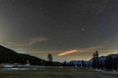 İlkbaharda gökyüzünde ki yıldızlarla gece manzarası.