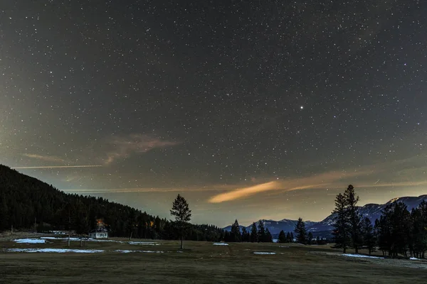 İlkbaharda gökyüzünde ki yıldızlarla gece manzarası.