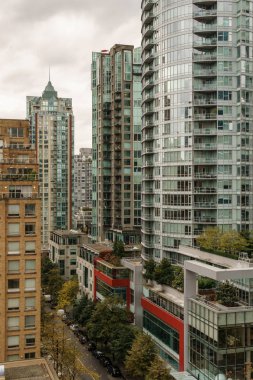 Vancouver, Kanada - 5 Ekim 2018: Şehir merkezindeki binaların çatıdan görünümü.