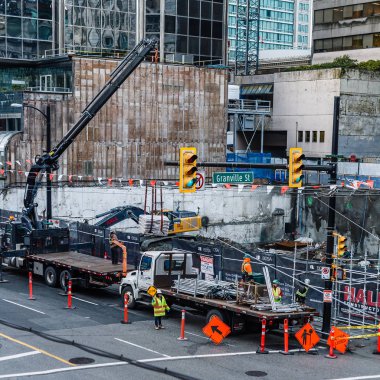 Vancouver, Kanada - 12 Mart 2019: İlkbahar da şehir merkezindeki bina ve yolların görünümü.