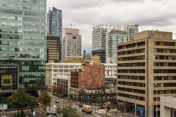 VANCOUVER, CANADÁ - 5 de octubre de 2018: Vista de edificios en el centro de la ciudad desde una azotea . — Foto de Stock