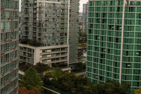Vancouver, Kanada - 5 Ekim 2018: Şehir merkezindeki binaların çatıdan görünümü.