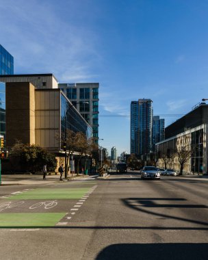 Vancouver, Kanada - 1 Mart 2019: İlkbahar da şehir merkezindeki bina ve yolların görünümü.