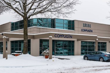 Richmond, Kanada - 12 Şubat 2019: Kış aylarında karla kaplı ofis binasının yakınında park etmiş arabalar.