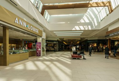 Langley, Kanada - 14 Kasım 2018: Willowbrook Alışveriş Merkezi'nin iç görünümü.