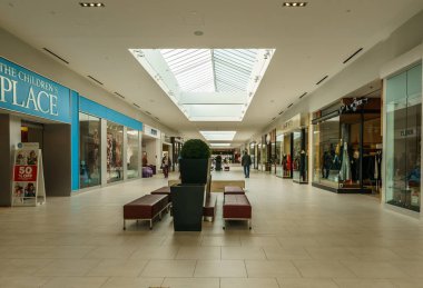 Langley, Kanada - 14 Kasım 2018: Willowbrook Alışveriş Merkezi'nin iç görünümü.