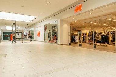 Langley, Kanada - 14 Kasım 2018: Willowbrook Alışveriş Merkezi'nin iç görünümü.