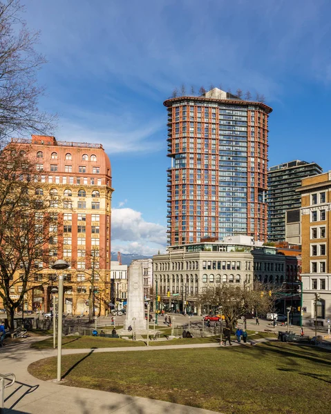 VANCOUVER, CANADÁ - 1 de marzo de 2019: Vista de edificios y carreteras en el centro de la ciudad en el día de primavera . — Foto de Stock