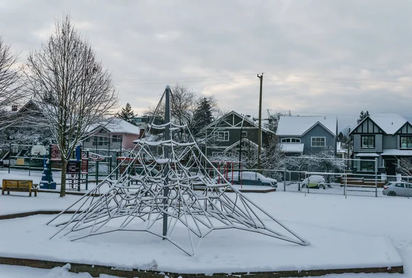 Vancouver, CANADÁ - 11 de febrero de 2019: playgroung vacío en zona residencial cubierta de nieve en invierno . —  Fotos de Stock