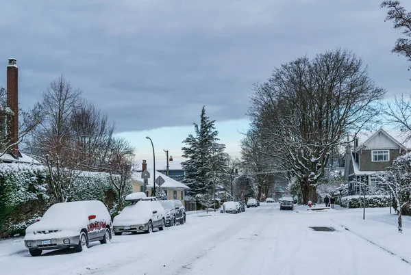 Vancouver, CANADÁ - 11 de febrero de 2019: Coches aparcados cubiertos de nieve en invierno . —  Fotos de Stock