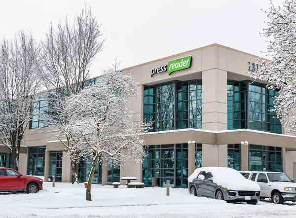 Richmond, CANADÁ - 12 de febrero de 2019: Coches aparcados cerca del edificio de oficinas cubiertos de nieve en invierno . — Foto de Stock