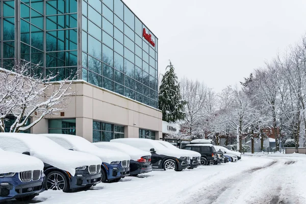 Richmond, CANADÁ - 12 de febrero de 2019: Coches aparcados cerca del edificio de oficinas cubiertos de nieve en invierno . —  Fotos de Stock